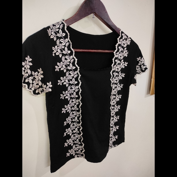 ❌SOLD❌Black & White Embroidered Top 🖤 - Picture 2 of 10